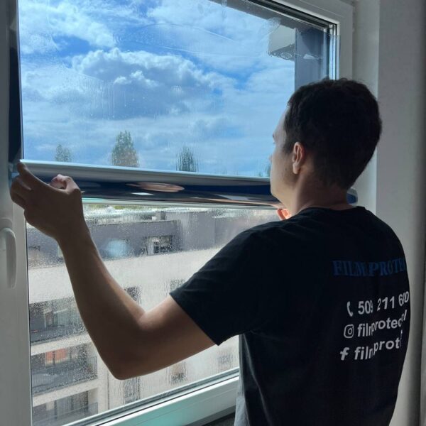 Montaż folii na okna