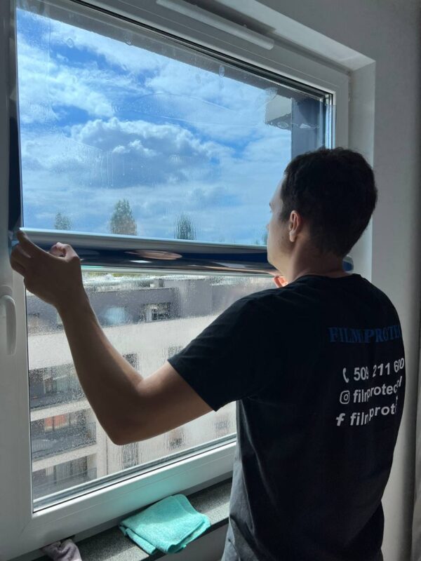 Montaż folii na okna